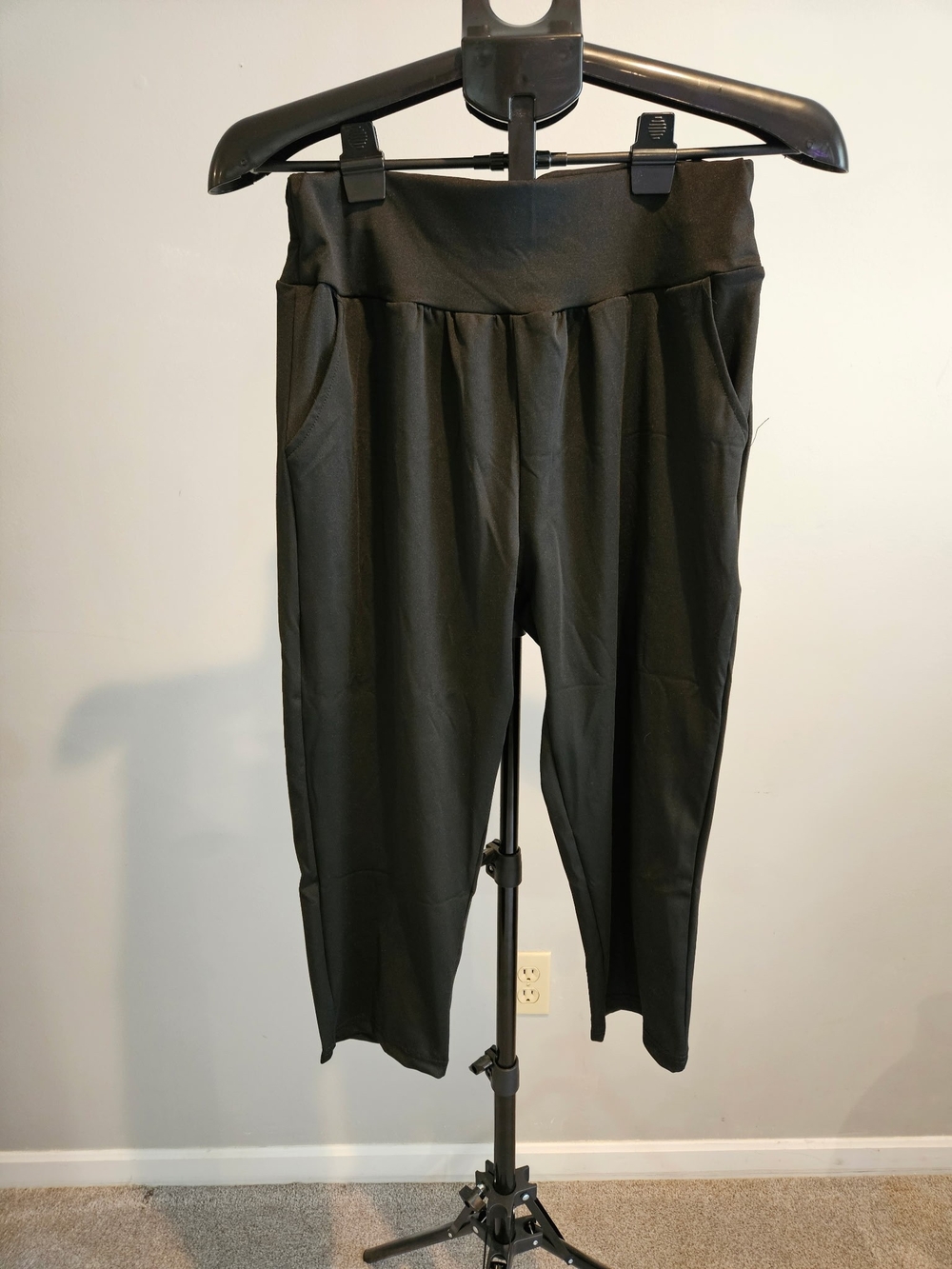 Women's Black Pull-On Capri Pants